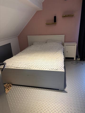 Tweepersoonsbed met nachtkastje