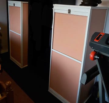 Twee kastjes met hanggedeeltes