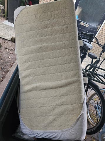 Peutermatras met afritsbare, wasbare hoes - gratis af te hal
