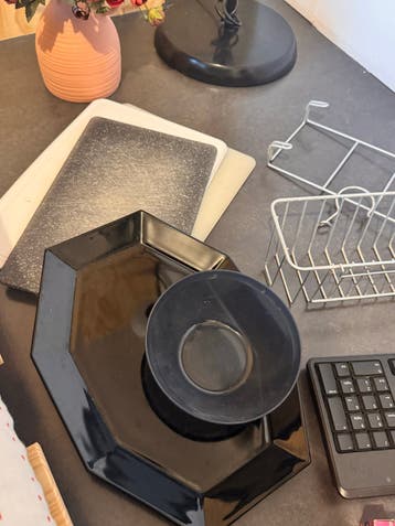 Diverse keuken- en woonartikelen: flessen, snijplanken, etc.