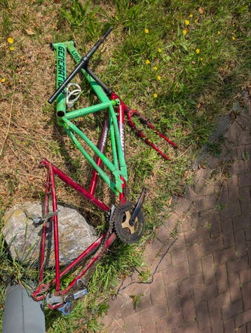 Gratis oud ijzer, fietsframes, oude fietsen