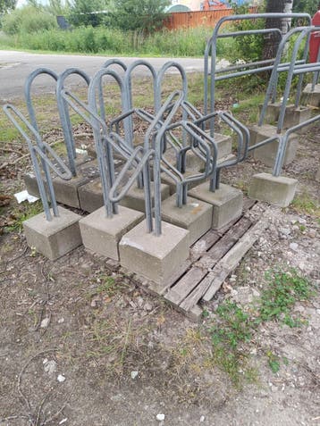 Diverse fietsenrekken en afvalbakken beton