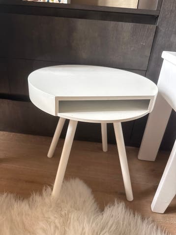 Gratis op te halen: Witte bijzettafel met opbergvak