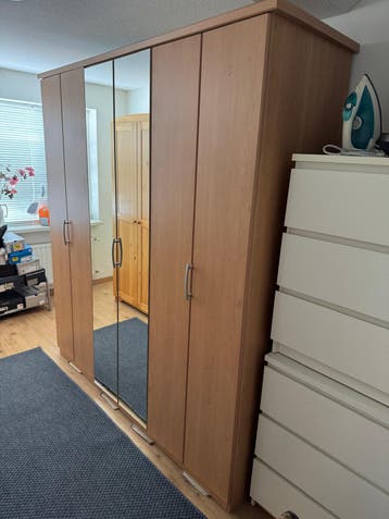 Grote kledingkast met spiegeldeur