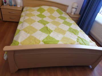 Gratis 140x200 bed met matras en nachtkastjes