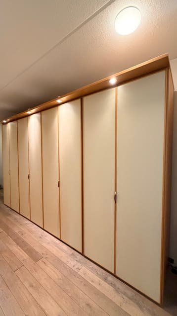 Give Away Large Wardrobe / Gratis Grote Kledingkas