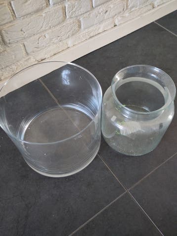 Twee glazen vazen/ potten