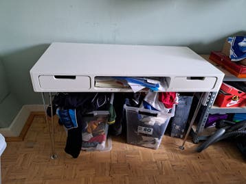 Wit bureau met lades en stalen poten