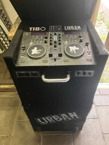 Gratis af te halen: DJ mengtafel (opknapper)