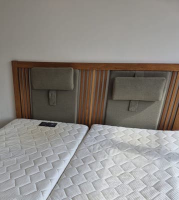 Groene boxspring met houten hoofdbord