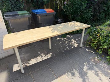 Lange houten tafel met metalen poten