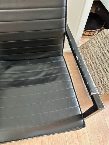 Twee zwarte stoelen met armleuningen - gratis op te halen