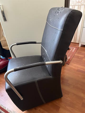 Gebruikte fauteuil met beschadigd leer