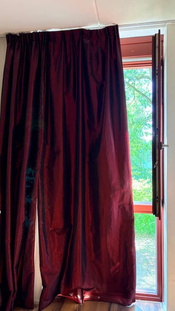 Free Red Blackout Curtains / Verduisterende gordijnen