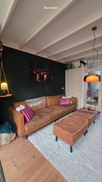 Comfortabele 4-zitsbank mét beschadiging. Zie foto's.