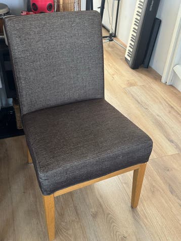 2x Bruine gestoffeerde eetkamerstoelen
