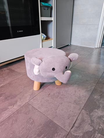 Leuk grijs olifant krukje voor de kinderkamer