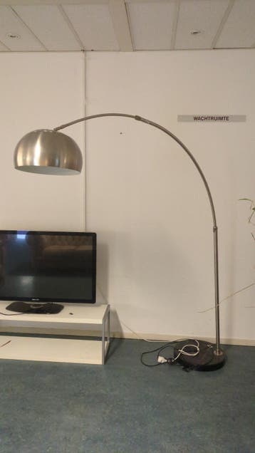 Gratis: Booglamp met metalen kap