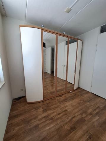 Ruime kledingkast met spiegeldeuren en verlichting
