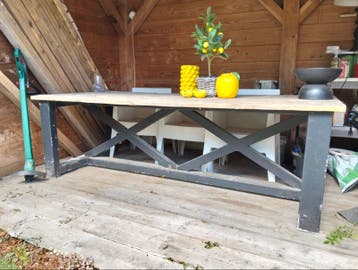 Robuuste houten eettafel met zwart onderstel