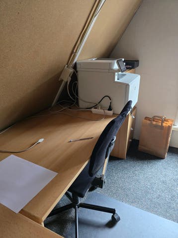 Oude zwarte bureaustoel
