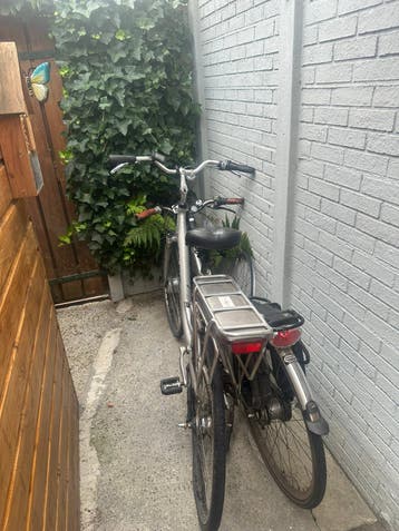 twee kapotte fietsen voor de sloop