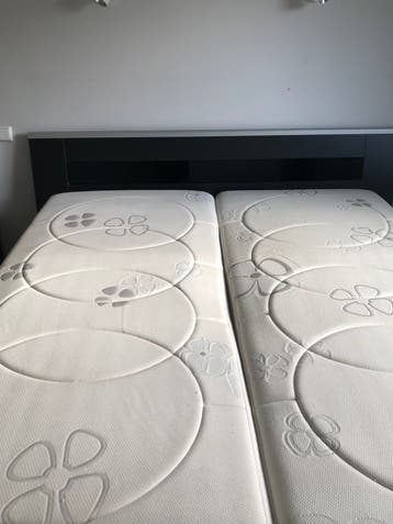 Tweepersoons bed 1.80x 2.10. Kleur: zwart