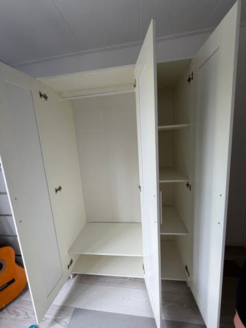 Witte kledingkast met spiegel en planken