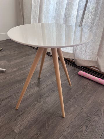 Ronde bijzettafel met houten poten - wit blad