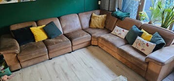 Grote hoekbank van suedine cognac stof met recliner functie