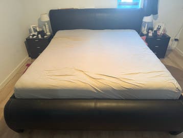 Gratis Boxspring Tweepersoonsbed met zwart lederen frame