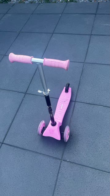 Roze kinderstep met 3 wielen