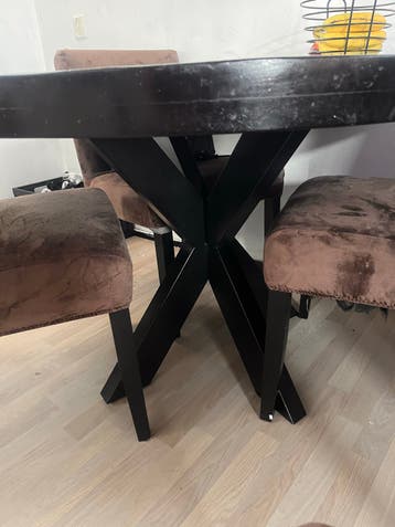 Ronde eettafel met stoelen (met hoes)