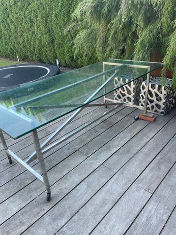 Glazen tafel voor buiten  met metalen onderstel op wieltjes