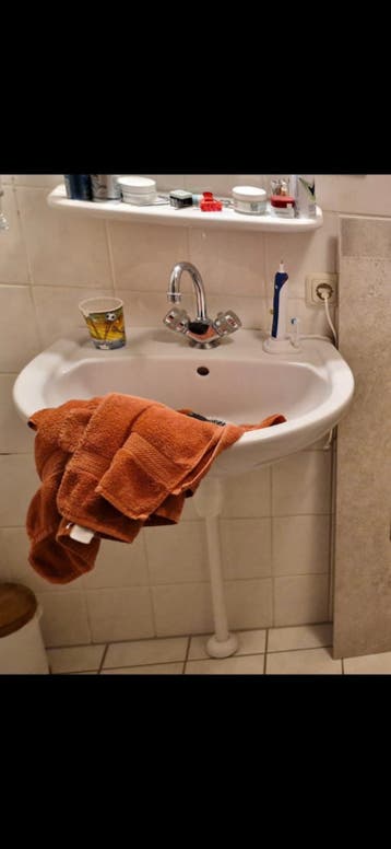 Gratis wastafel in hele goede gebruikte staat.