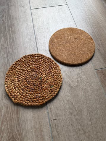 Set van 2 onderzetters: kurk en gevlochten natuurmateriaal