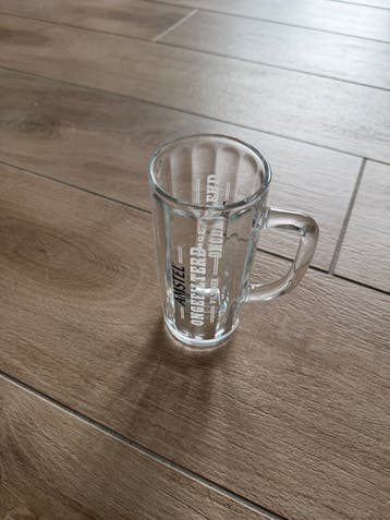 Diverse glazen: Amstel bierpul, vaasjes en reageerbuisje