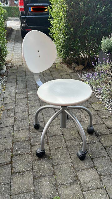 Witte bureaustoel met wieltjes