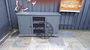 Kast 160x55x96 met licht beschadigd blad, gratis klok