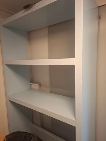 Grote lichtblauwe Ikea kast met planken