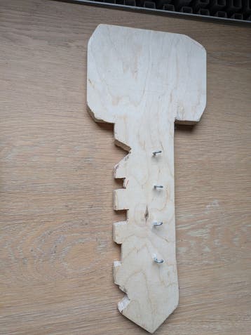 Houten sleutelhanger in de vorm van een sleutel