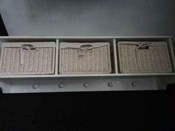 Gratis kapstok met 3 mandjes en 5 haken