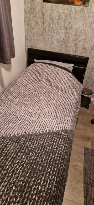 Eenpersoonsbed zwart lederlook met opbergruimte