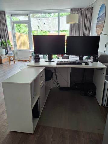Gratis hoekbureau.  Vrijdagavond ophalen, 10 juli.