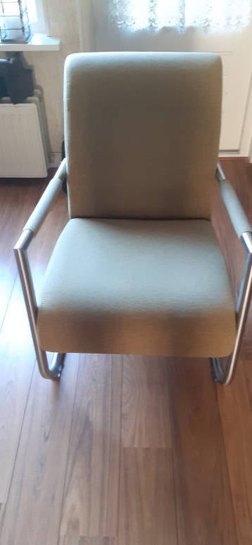 Comfortabele fauteuil met metalen frame