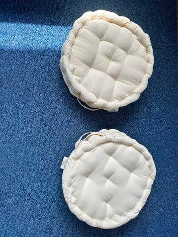 Set van 2 ronde crèmekleurige zitkussens