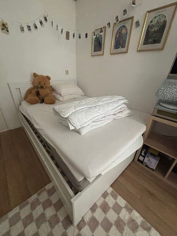 Bed, bureau en kastje gratis af te halen in Breda