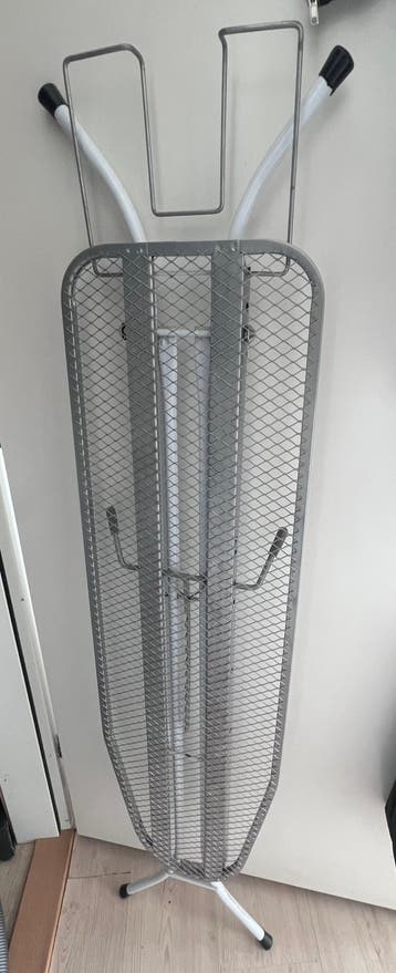 Ironing table