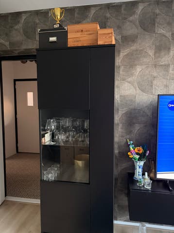GRATIS Vitrinekast met half glazen deur