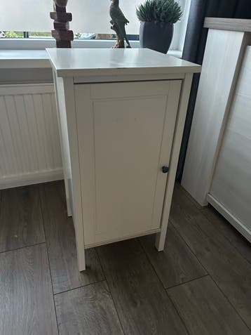 Gratis Wit nachtkastje/bijzettafel